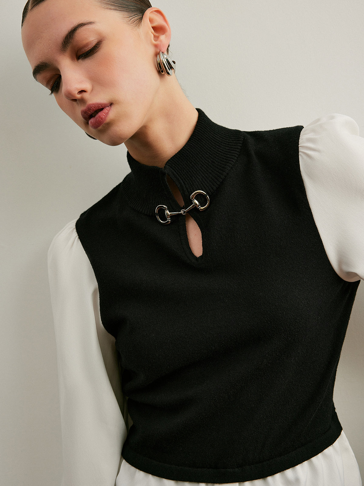 2’si 1 Arada Renk Bloklu Metal Detaylı Triko Bluz