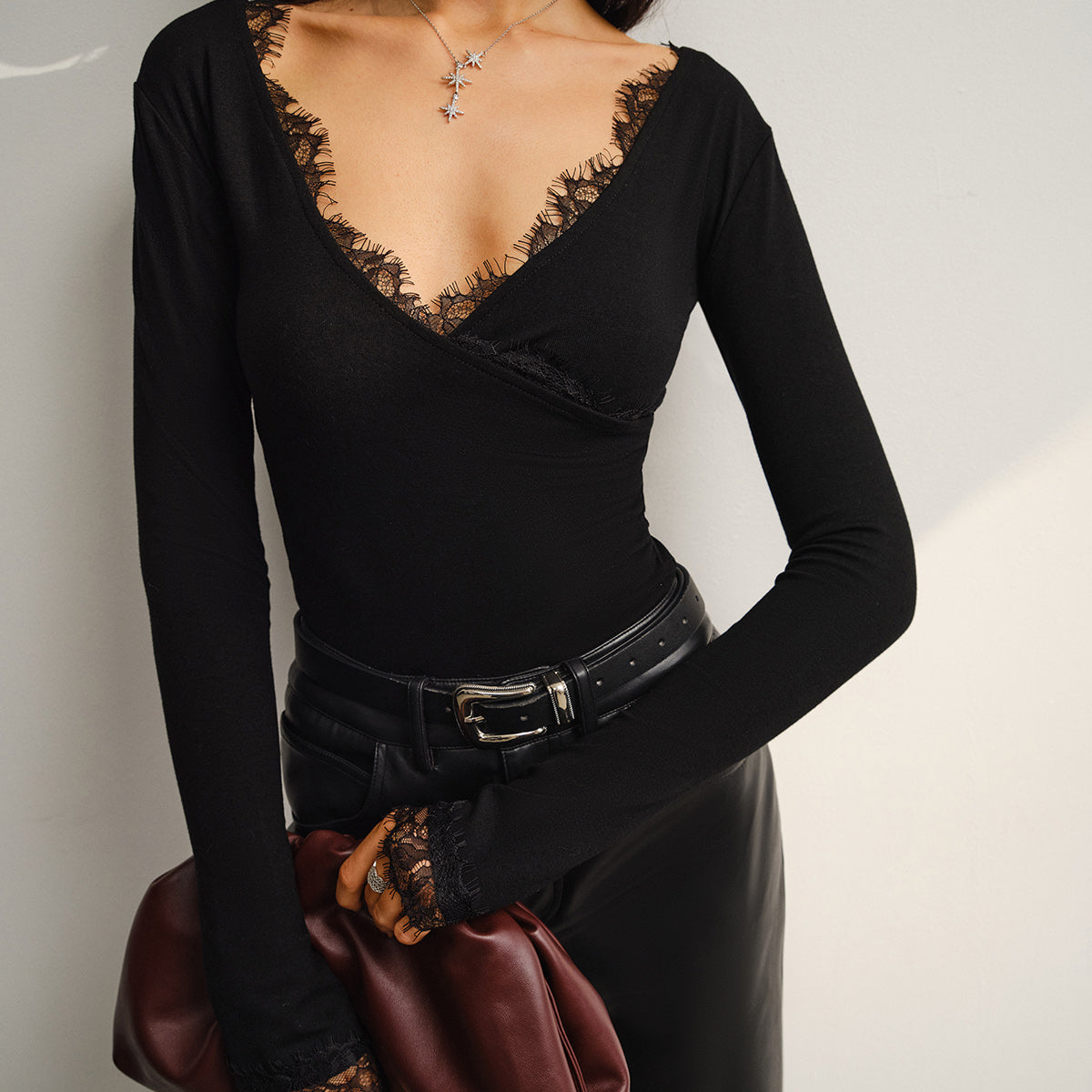 V Yaka Dantel Detaylı Dar Kesim Tişört