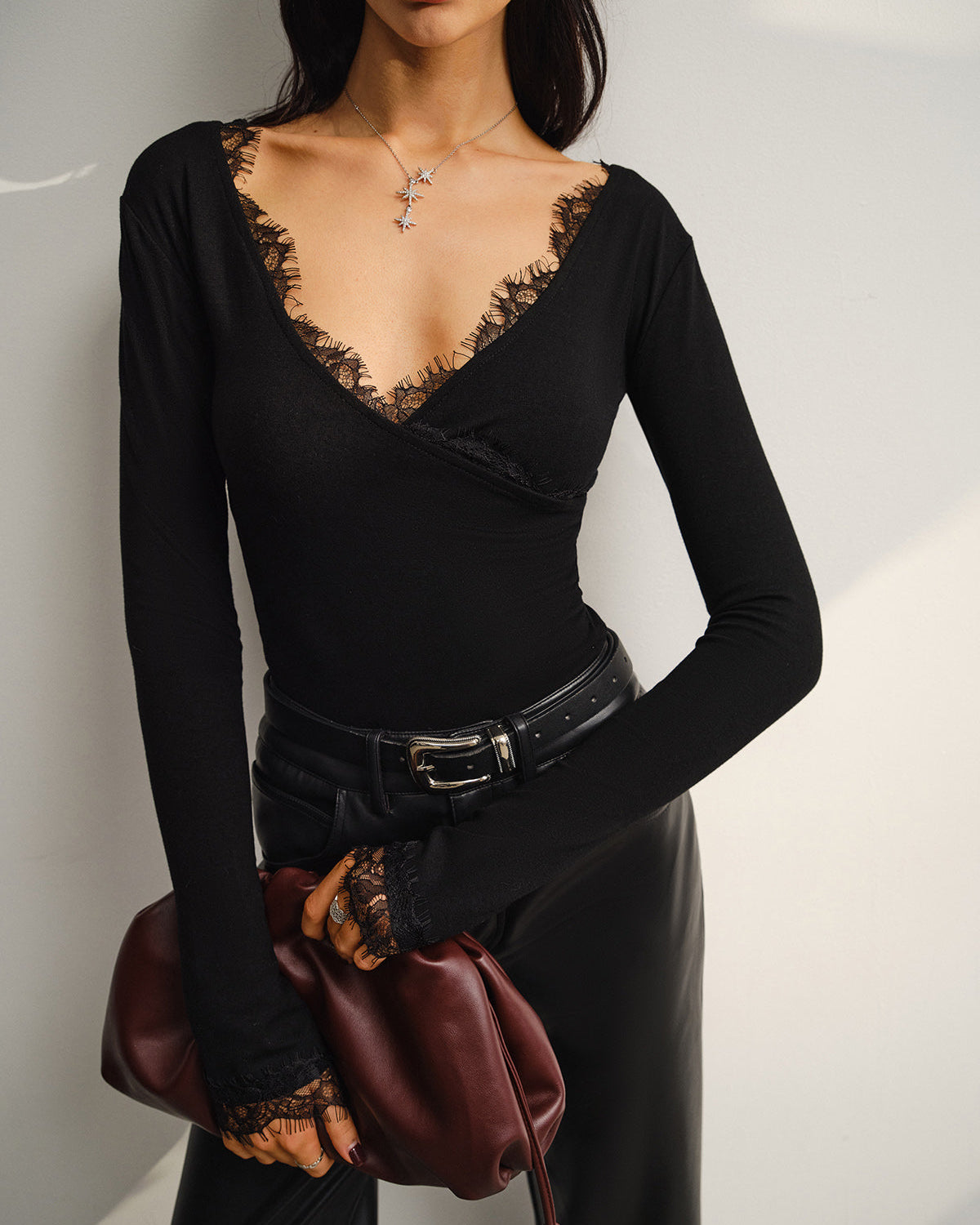 V Yaka Dantel Detaylı Dar Kesim Tişört