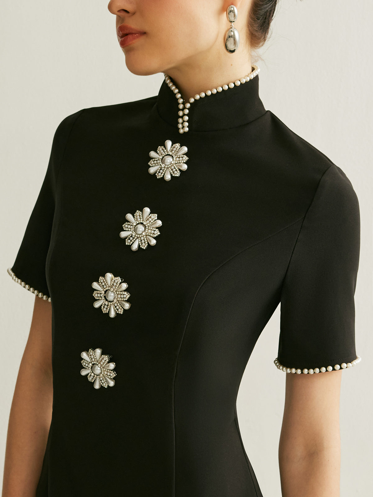 Dik Yaka İncili Elbise