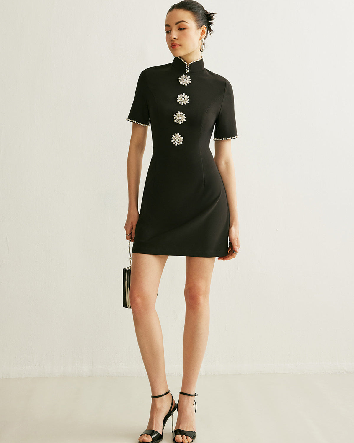 Dik Yaka İncili Elbise