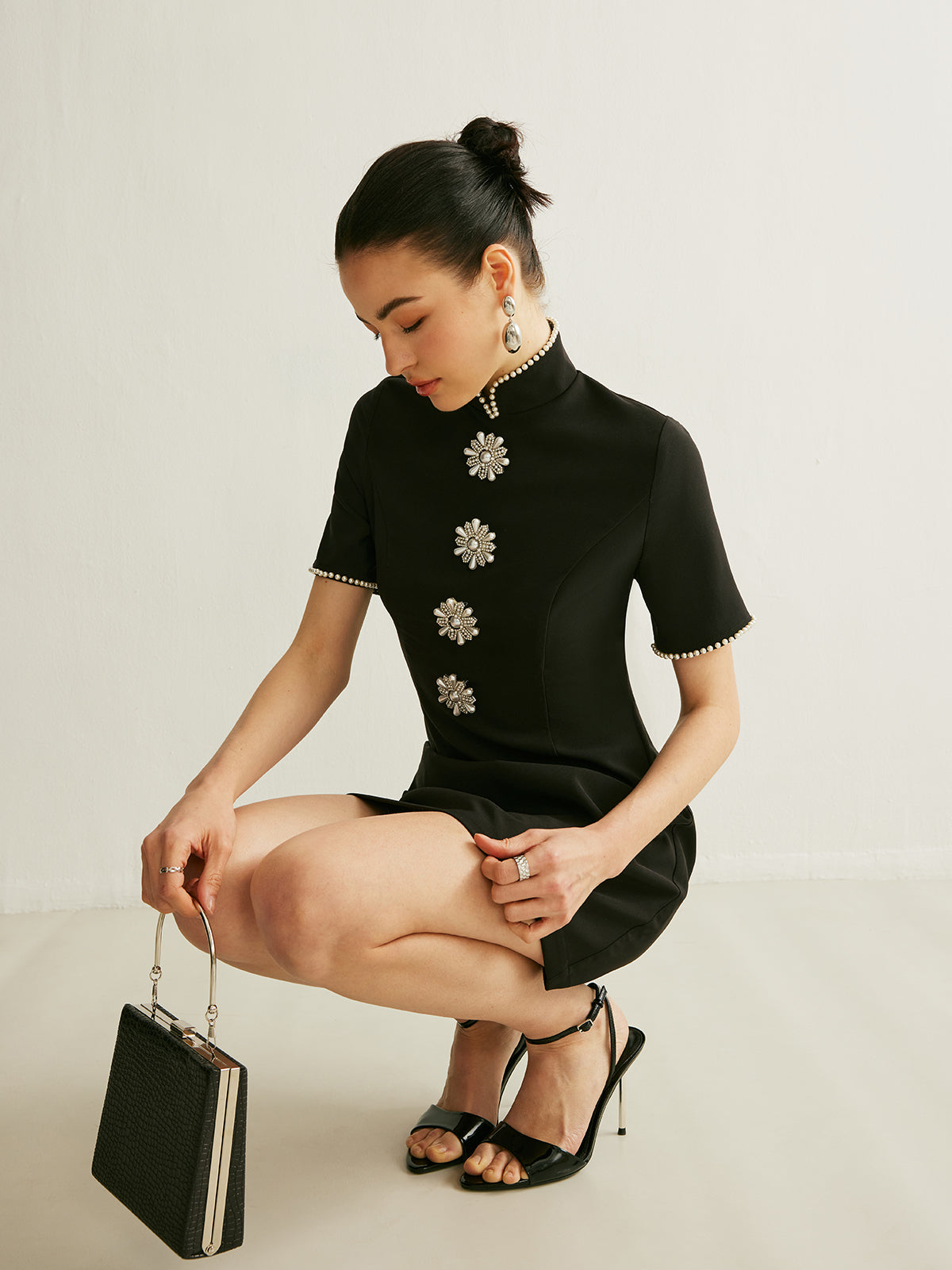 Dik Yaka İncili Elbise