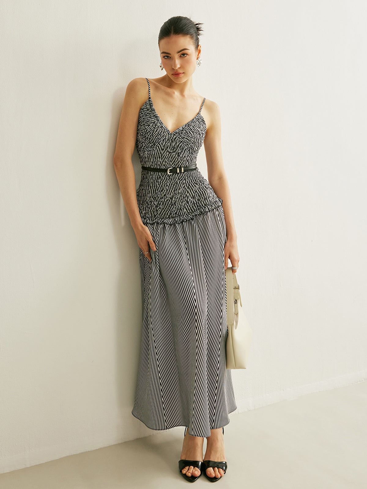 Büzgülü V Yaka Kolsuz Pliseli Elbise