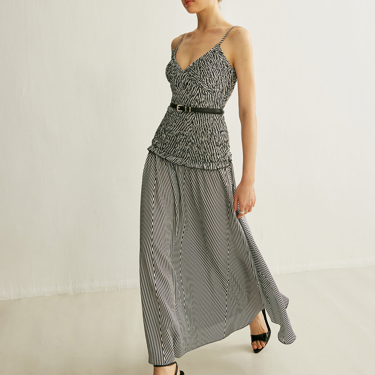 Büzgülü V Yaka Kolsuz Pliseli Elbise