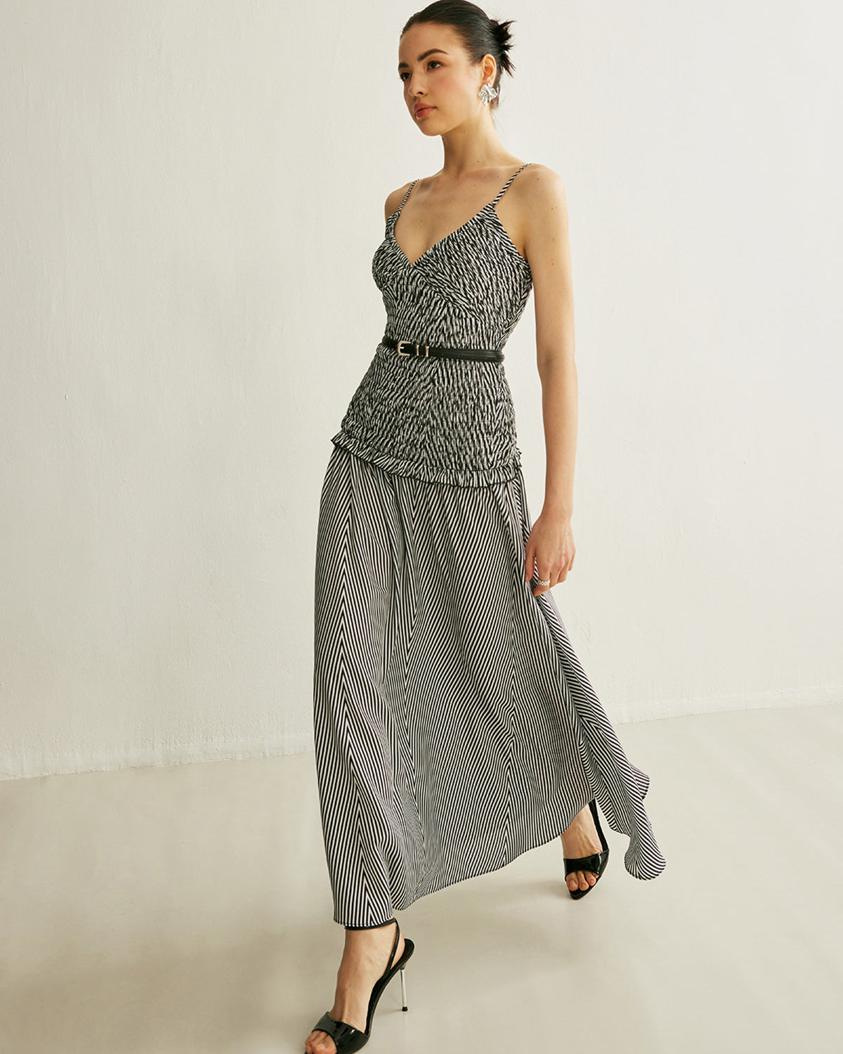 Büzgülü V Yaka Kolsuz Pliseli Elbise