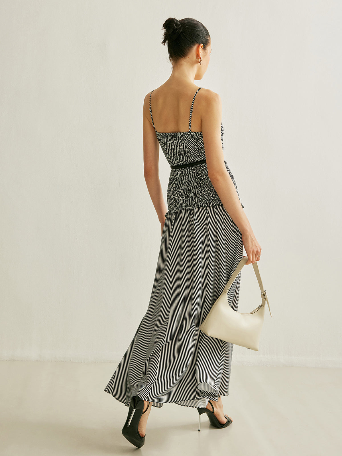 Büzgülü V Yaka Kolsuz Pliseli Elbise