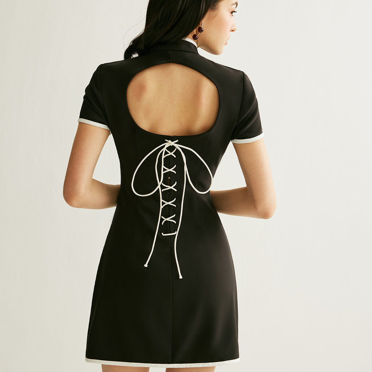 Renk Bloklu Kesik Detaylı Büzgülü Elbise