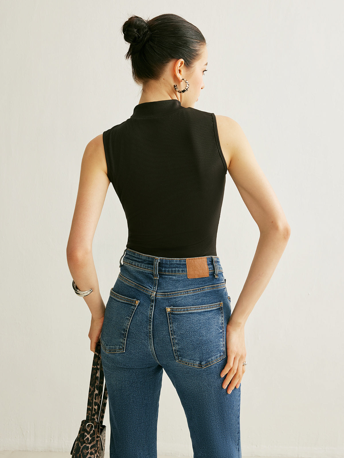 Anahtar Delikli Yarım Balıkçı Yaka Bluz