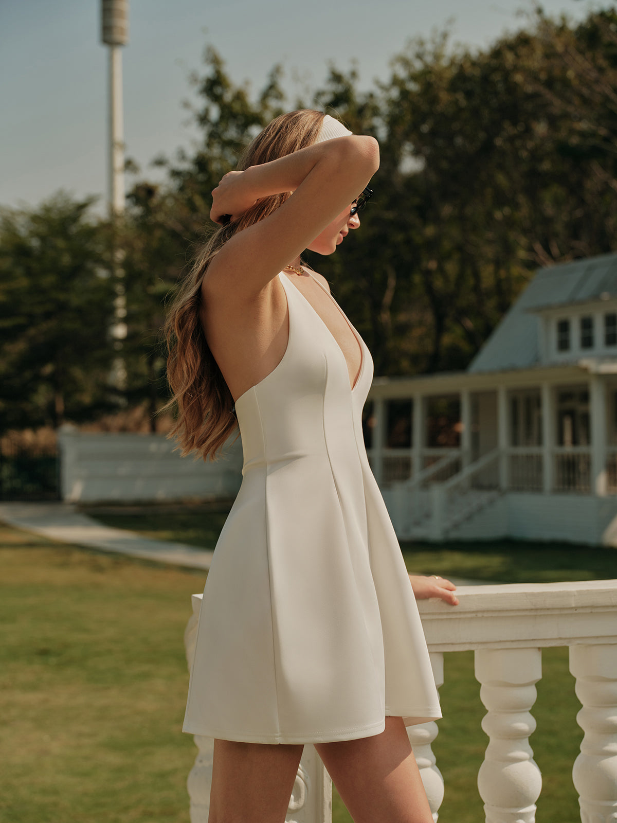 V Yaka Halter Bağlamalı Pileli Elbise