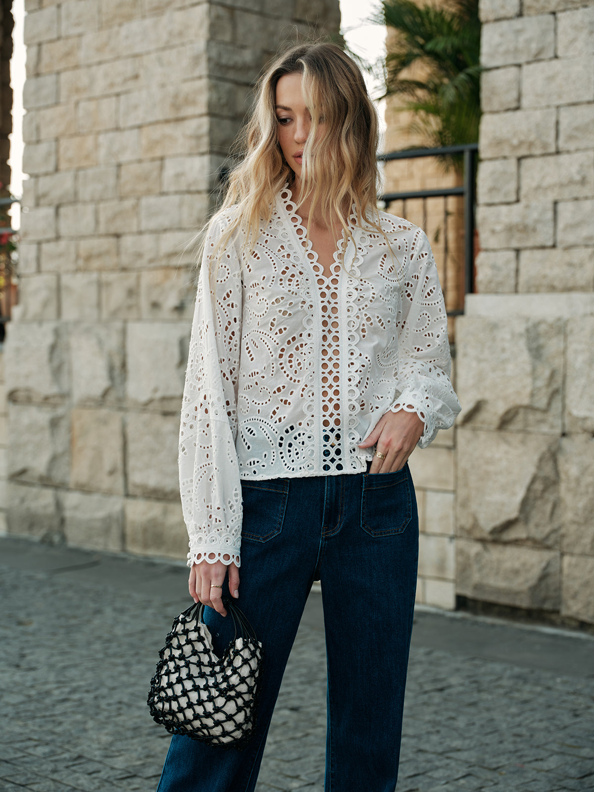 Yarı Transparan Nakışlı Dekolteli Detaylı Bluz