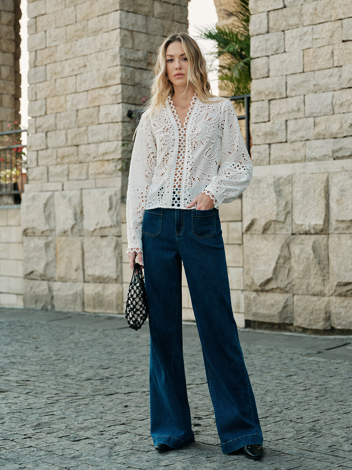 Yarı Transparan Nakışlı Dekolteli Detaylı Bluz