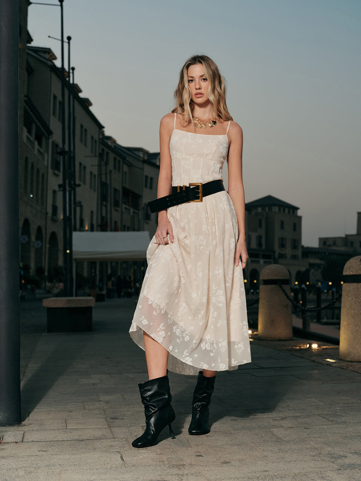 Çiçek Desenli Jakarlı Uzun Elbise