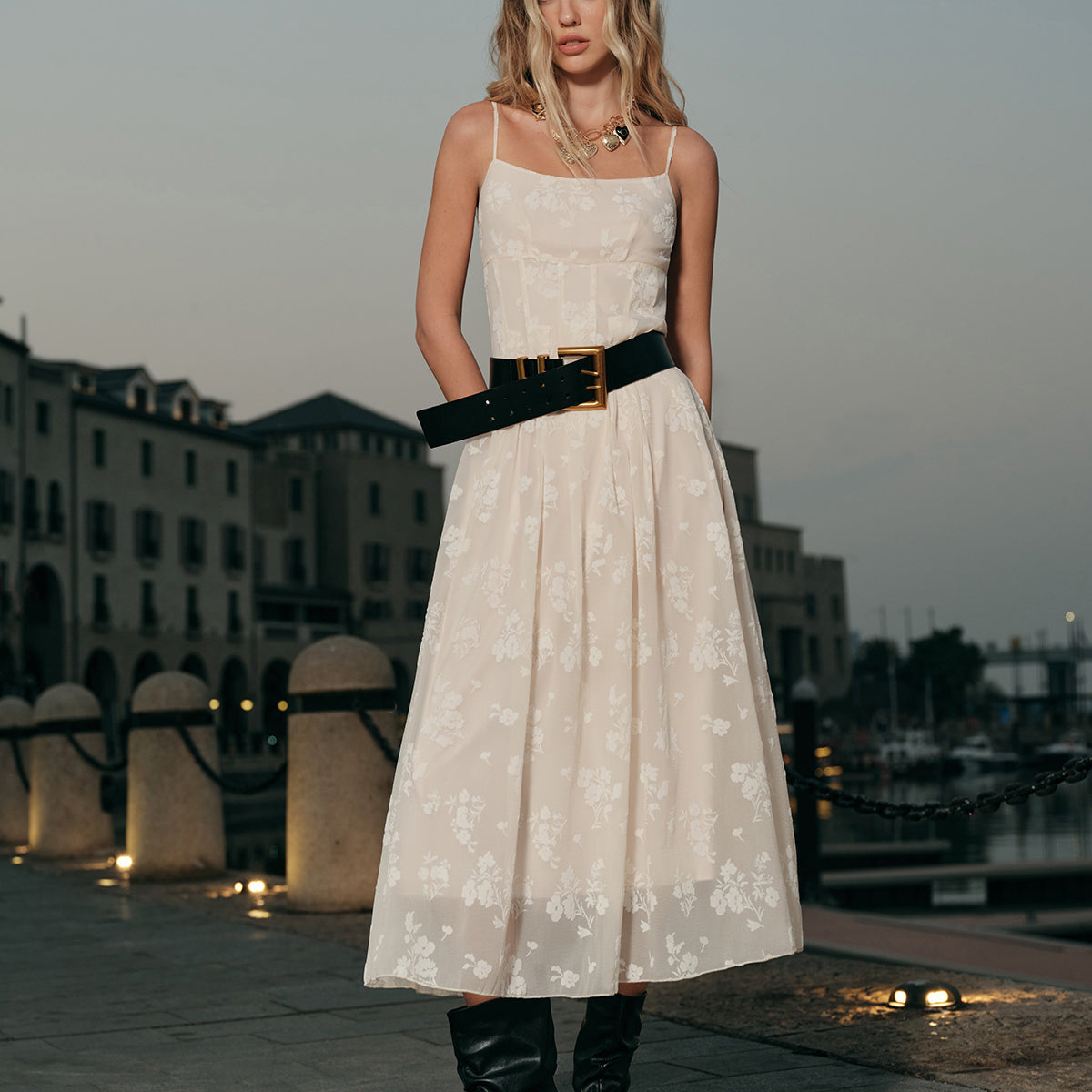 Çiçek Desenli Jakarlı Uzun Elbise