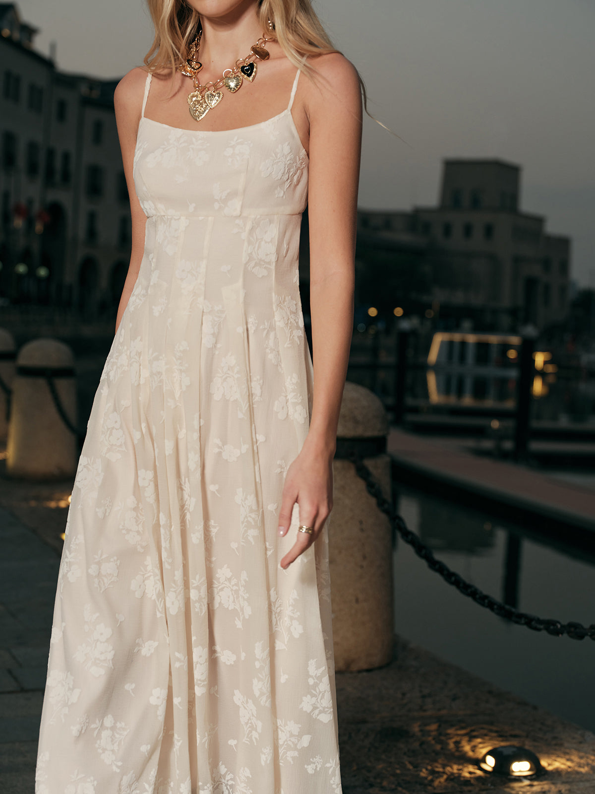 Çiçek Desenli Jakarlı Uzun Elbise