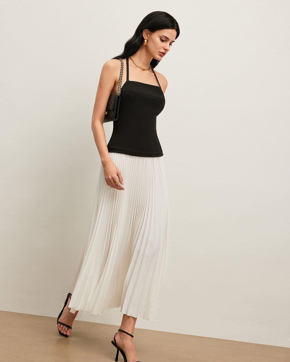 Sırtı Açık Halter Yaka Pileli Elbise