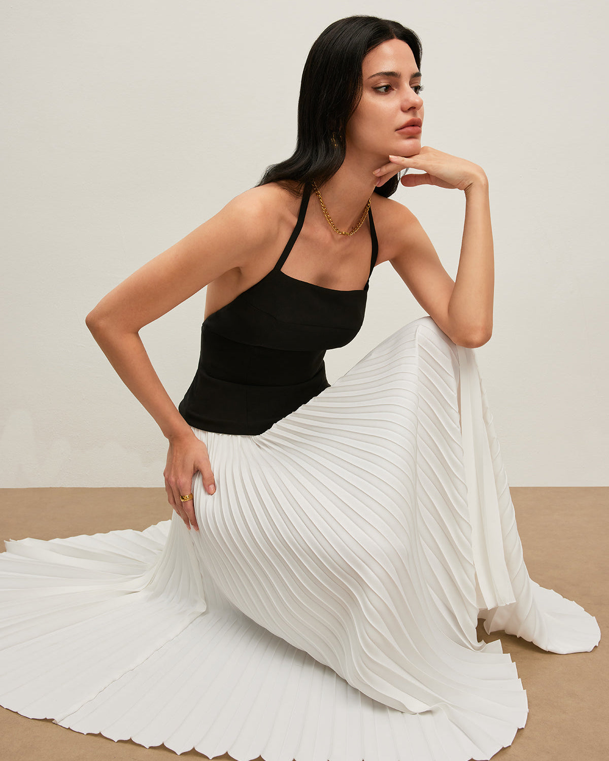 Sırtı Açık Halter Yaka Pileli Elbise