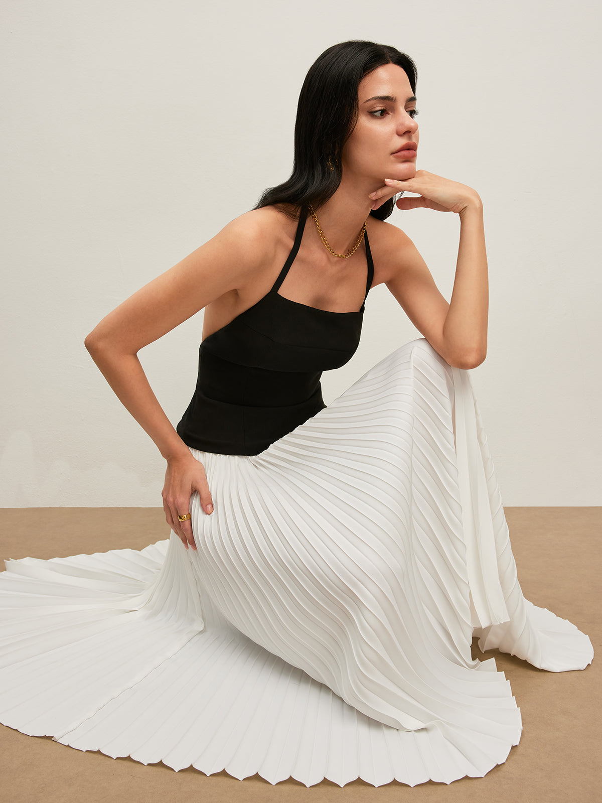 Sırtı Açık Halter Yaka Pileli Elbise