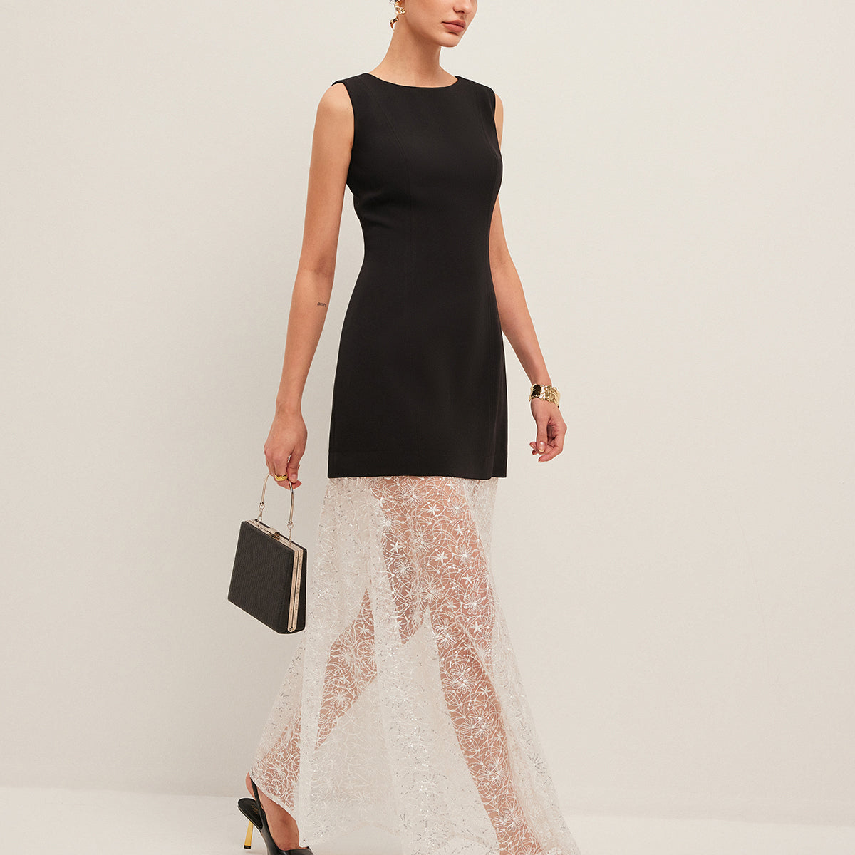 Yarı Şeffaf Dantel Detaylı Kolsuz Elbise