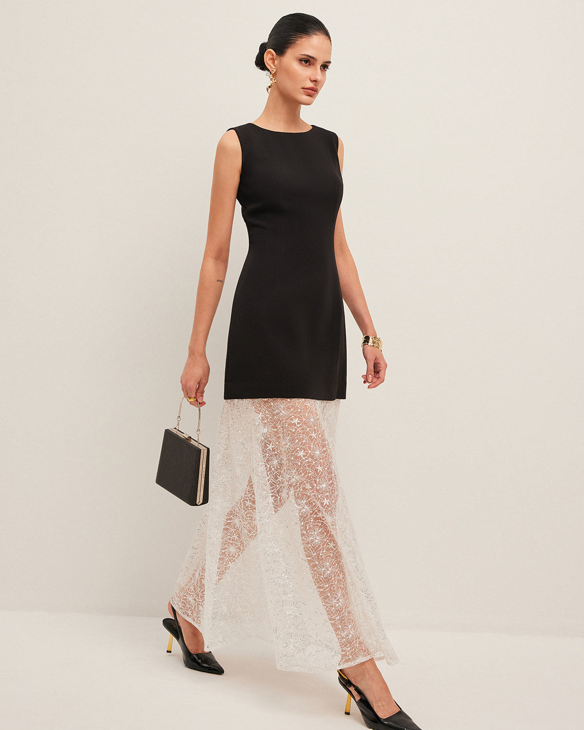 Yarı Şeffaf Dantel Detaylı Kolsuz Elbise