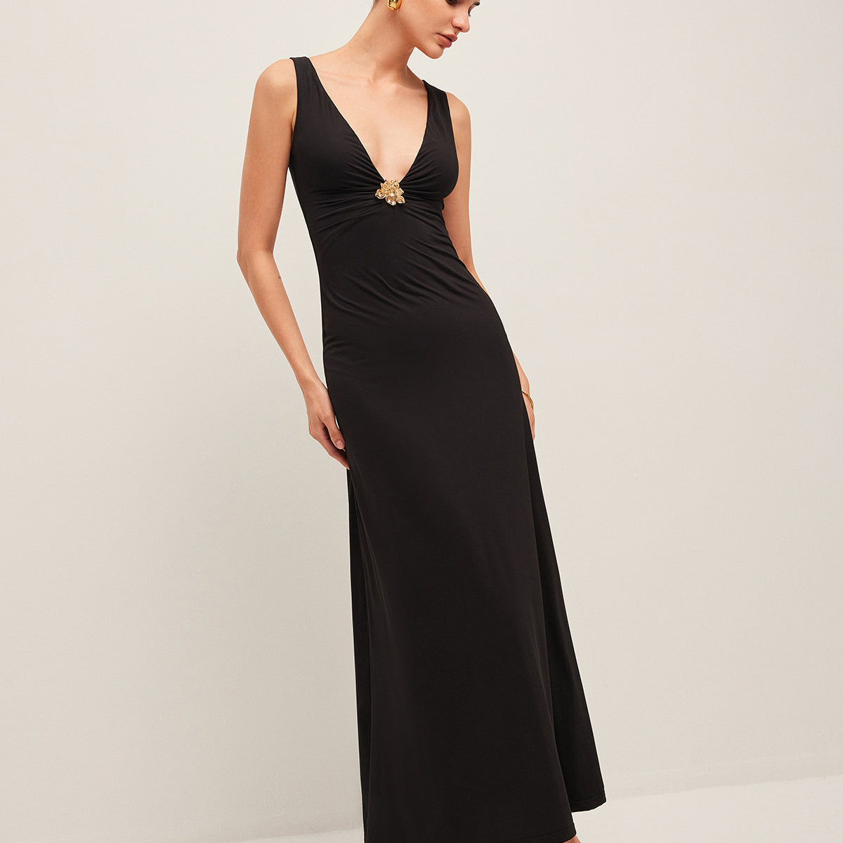 Altın Renkli Çiçek Detaylı V Yaka Kolsuz Elbise