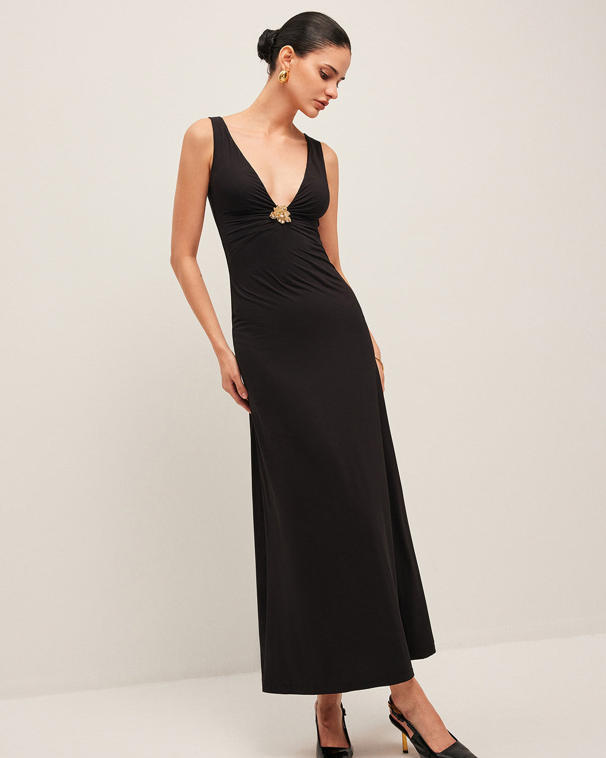 Altın Renkli Çiçek Detaylı V Yaka Kolsuz Elbise