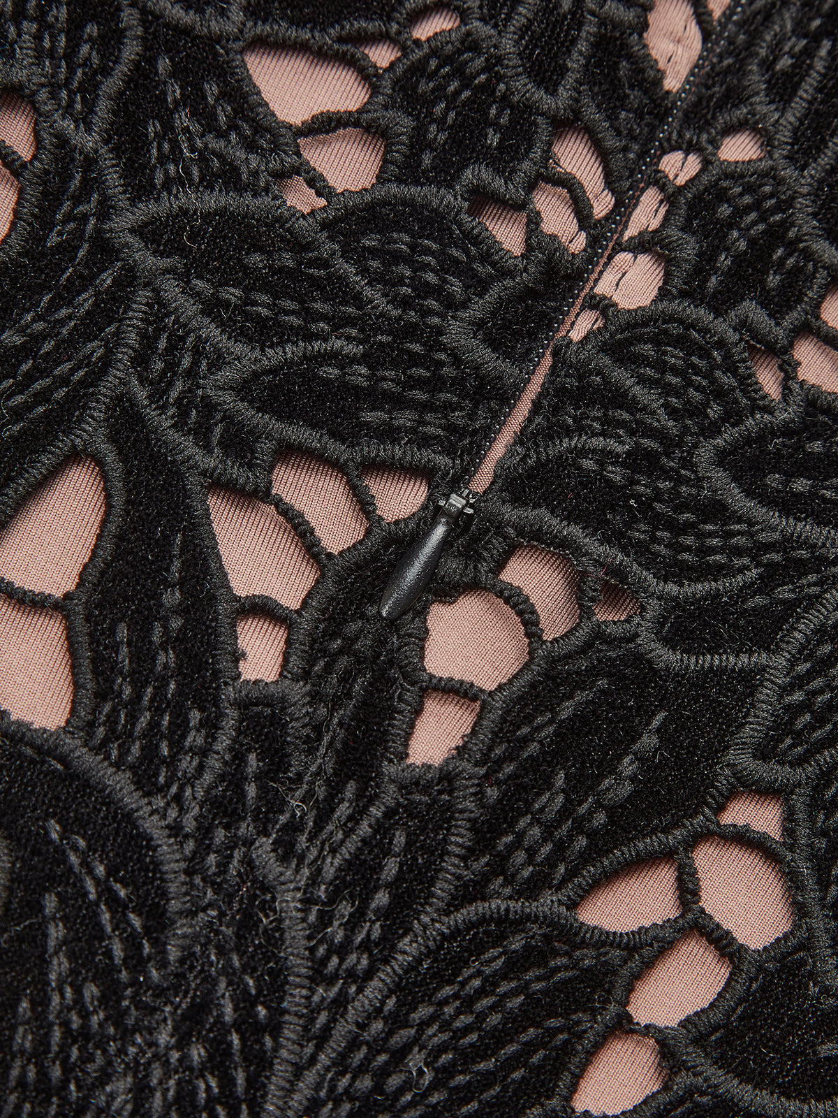 Çiçek Desenli Jakarlı Fiyonk Askılı Elbise