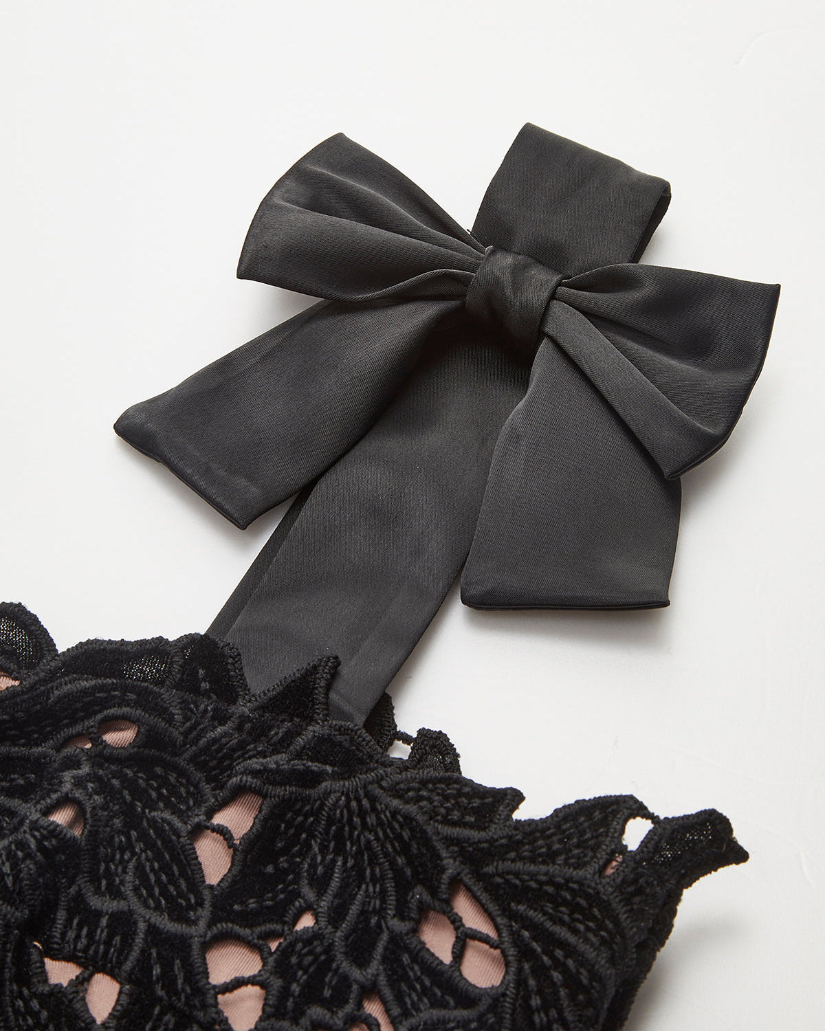 Çiçek Desenli Jakarlı Fiyonk Askılı Elbise