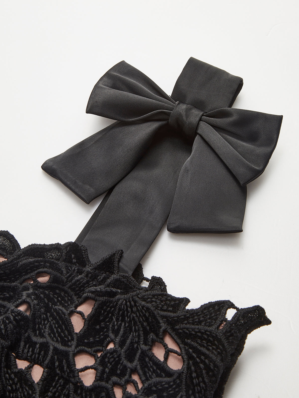 Çiçek Desenli Jakarlı Fiyonk Askılı Elbise