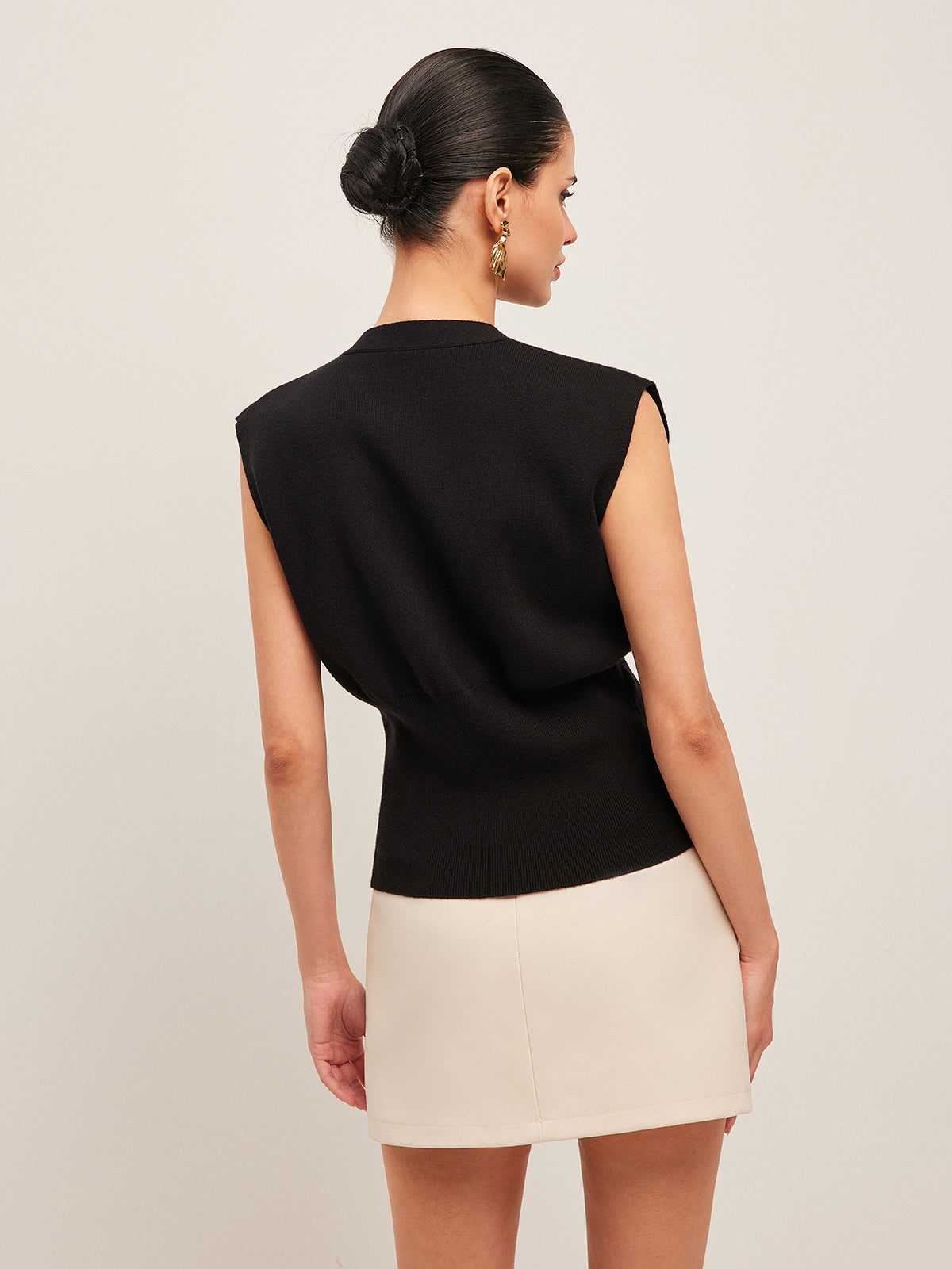 V Yaka Düğme Detaylı Triko Yelek