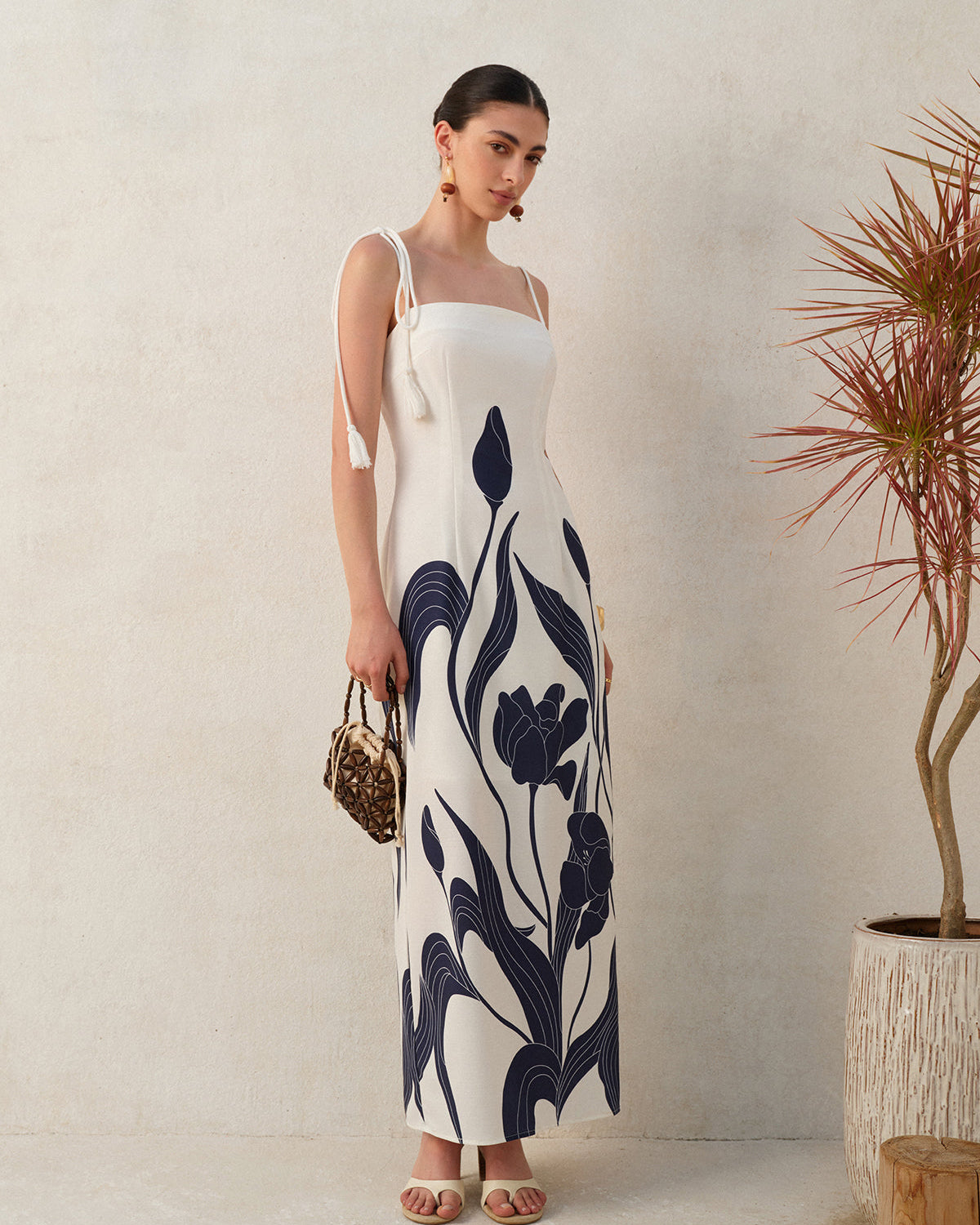 Çiçek Desenli Bağcıklı Askılı Elbise