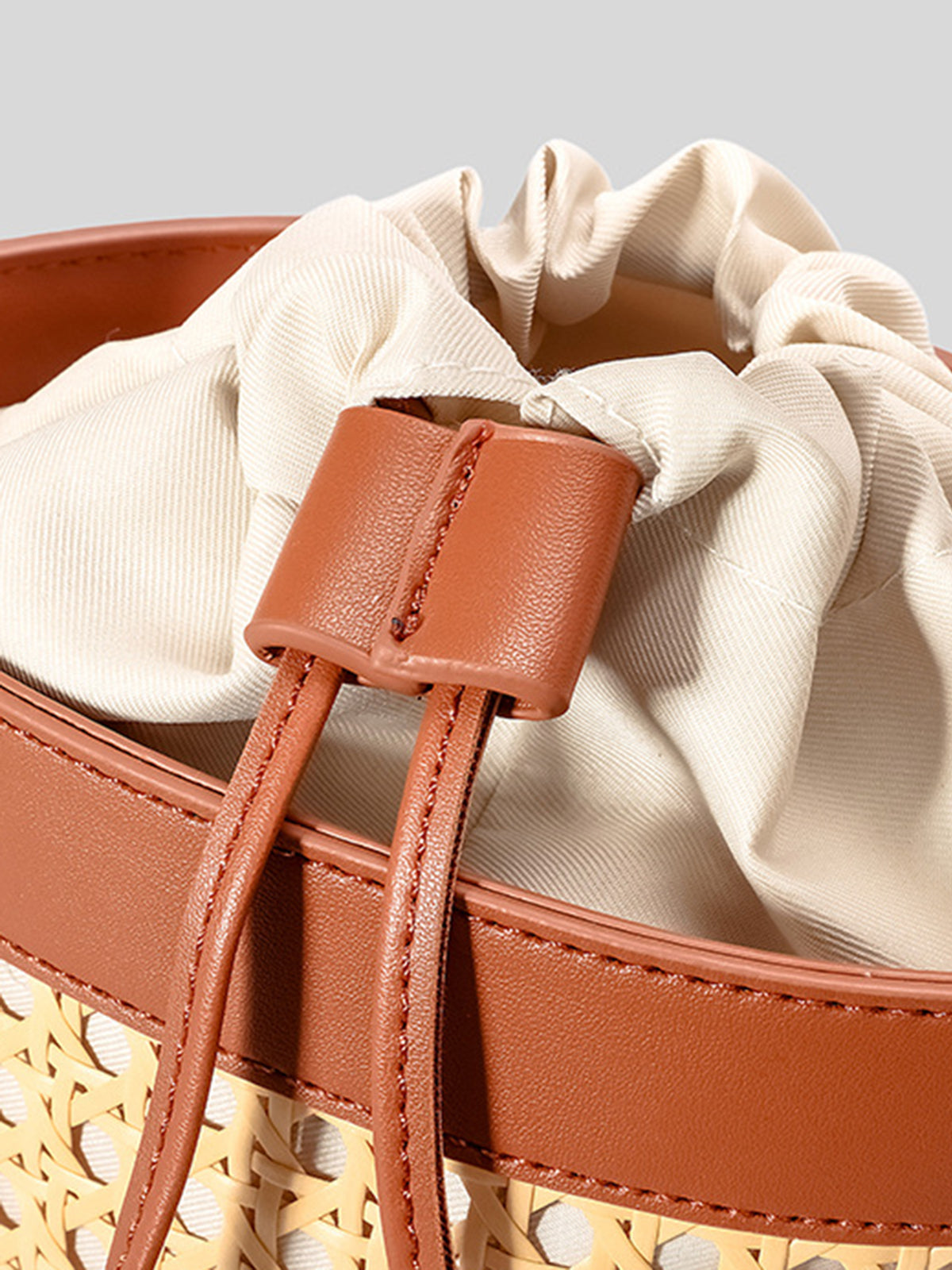 Hasır Detaylı Büzgülü Kova Çanta