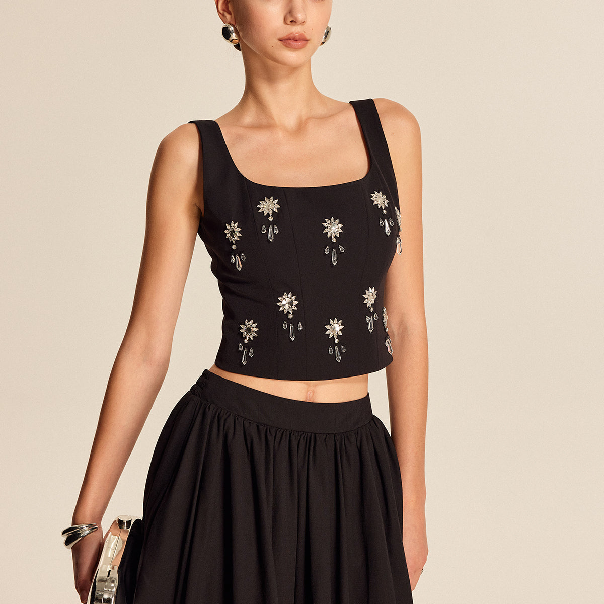 Çiçek Desenli Kristal Detaylı Arka Fermuarlı Bluz