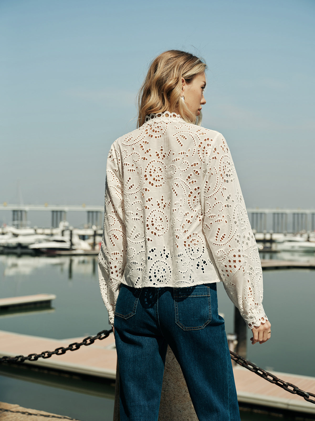 Yarı Transparan Nakışlı Dekolteli Detaylı Bluz