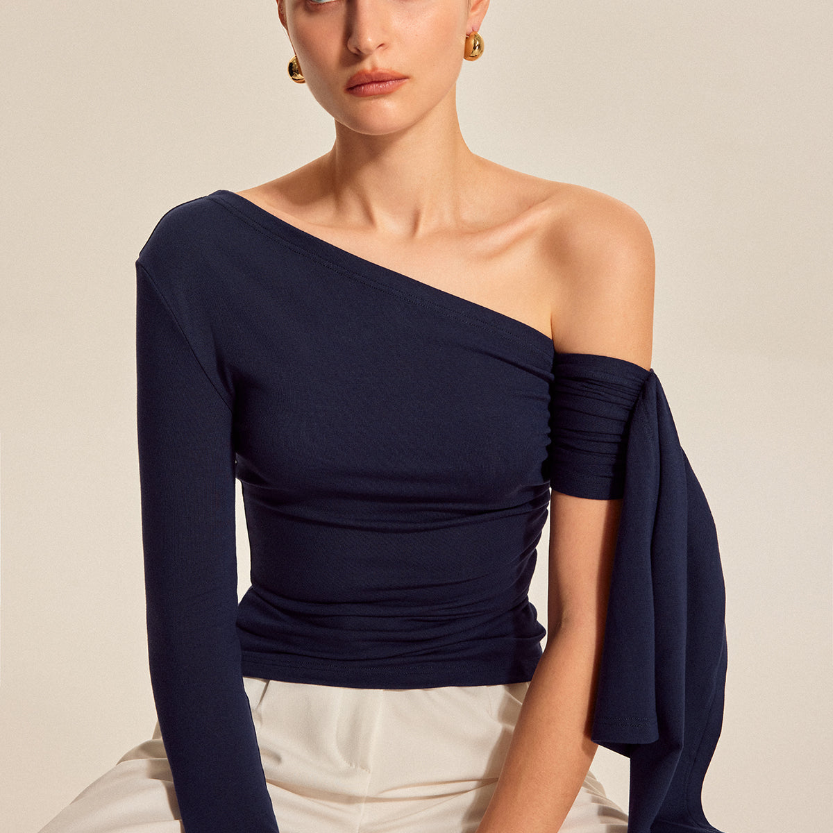 Asimetrik Drapeli Kollu Üst