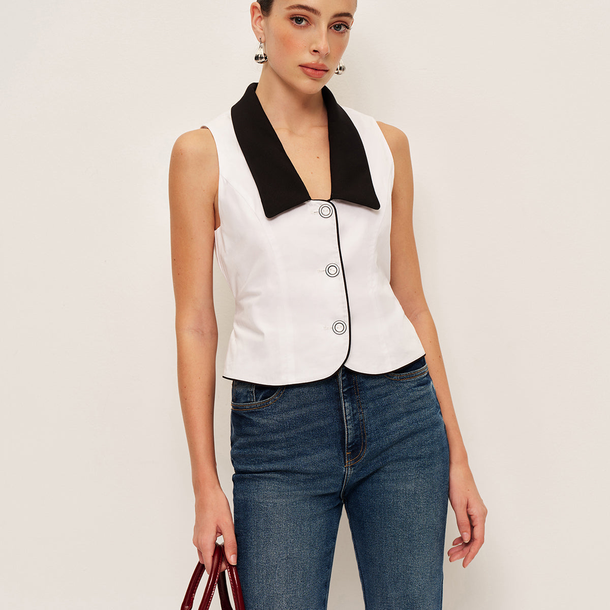 Kontrast Yakalı, Sırtı Fiyonklu Düğmeli Yelek