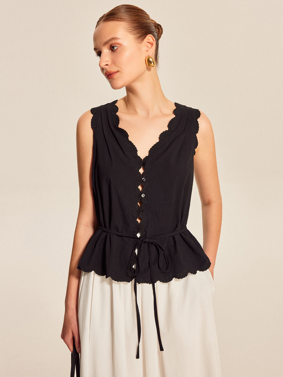 Dantel Detaylı Dalgalı Kenarlı Düğmeli Bluz