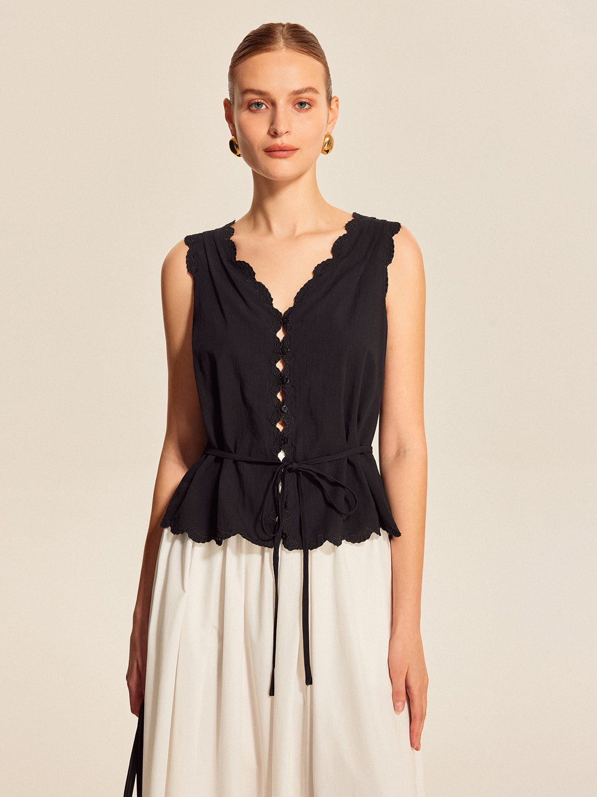 Dantel Detaylı Dalgalı Kenarlı Düğmeli Bluz