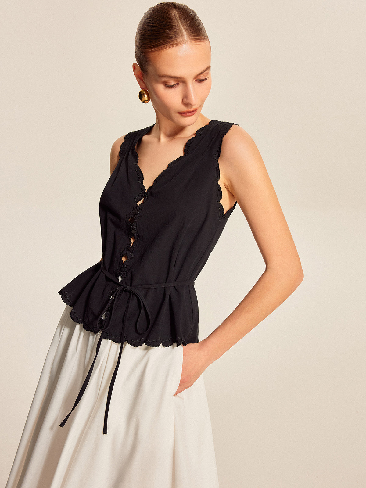 Dantel Detaylı Dalgalı Kenarlı Düğmeli Bluz