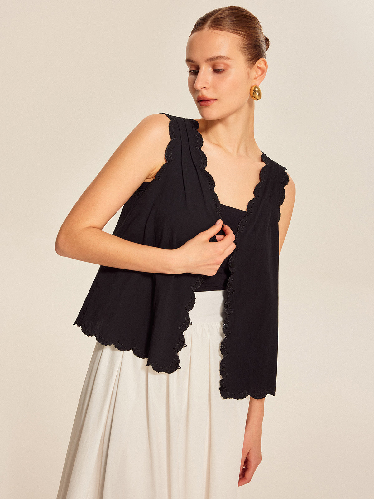 Dantel Detaylı Dalgalı Kenarlı Düğmeli Bluz