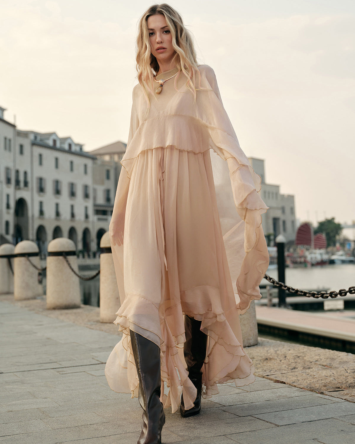 Yarı Şeffaf Kat Kat Şifon Pelerinli Elbise