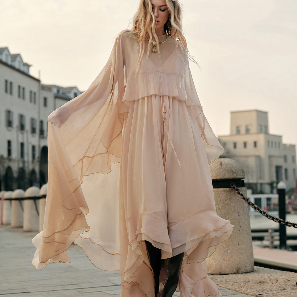 Yarı Şeffaf Kat Kat Şifon Pelerinli Elbise