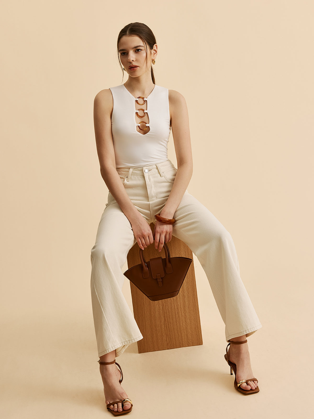 Halka Detaylı Kesik Tasarımlı Atlet