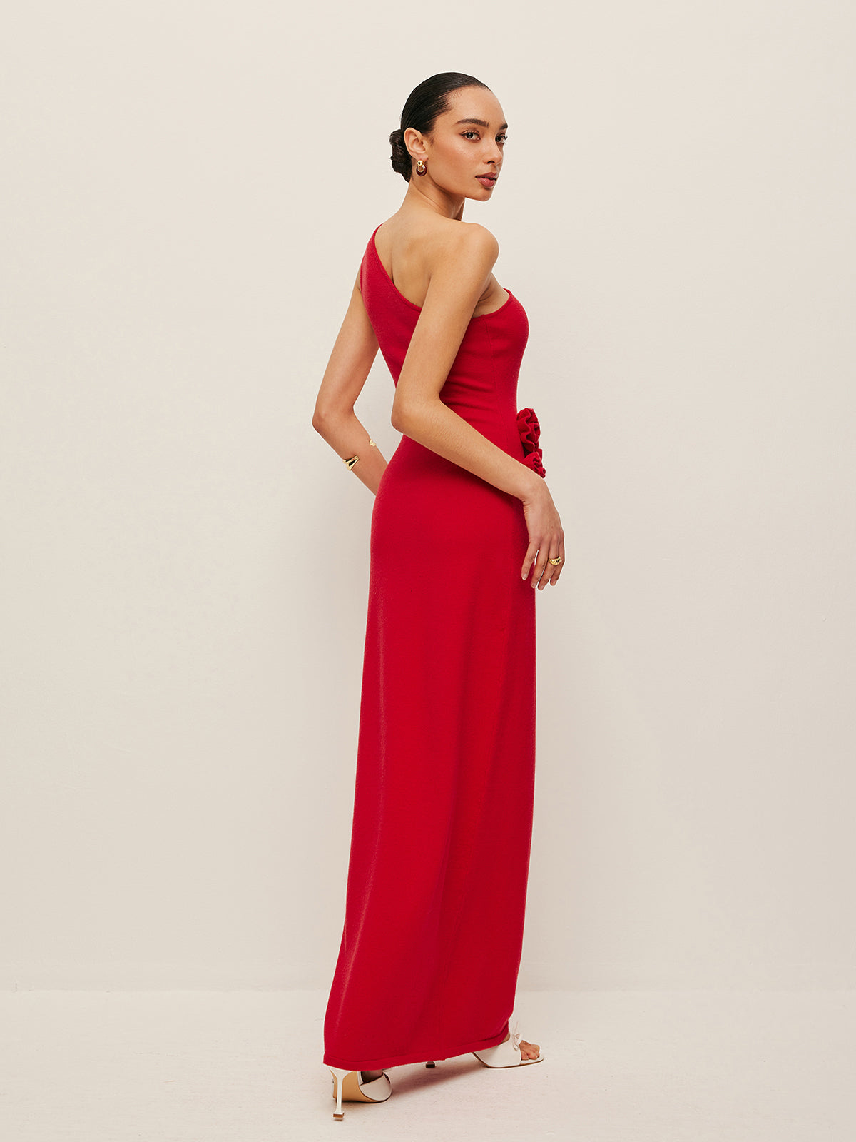 Tek Omuzlu Çiçek Aksesuar Detaylı Elbise