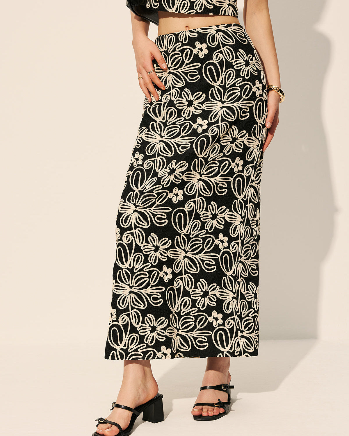 Nakışlı Çiçek Desenli Yırtmaçlı Etek