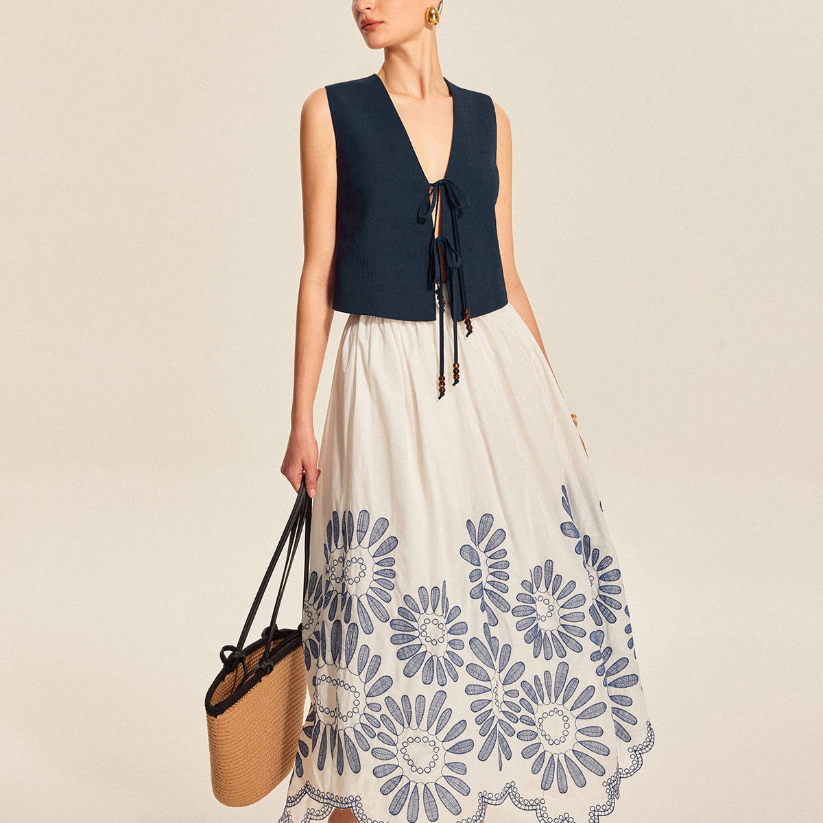 Önden Bağlamalı Boncuk Detaylı Kolsuz Üst