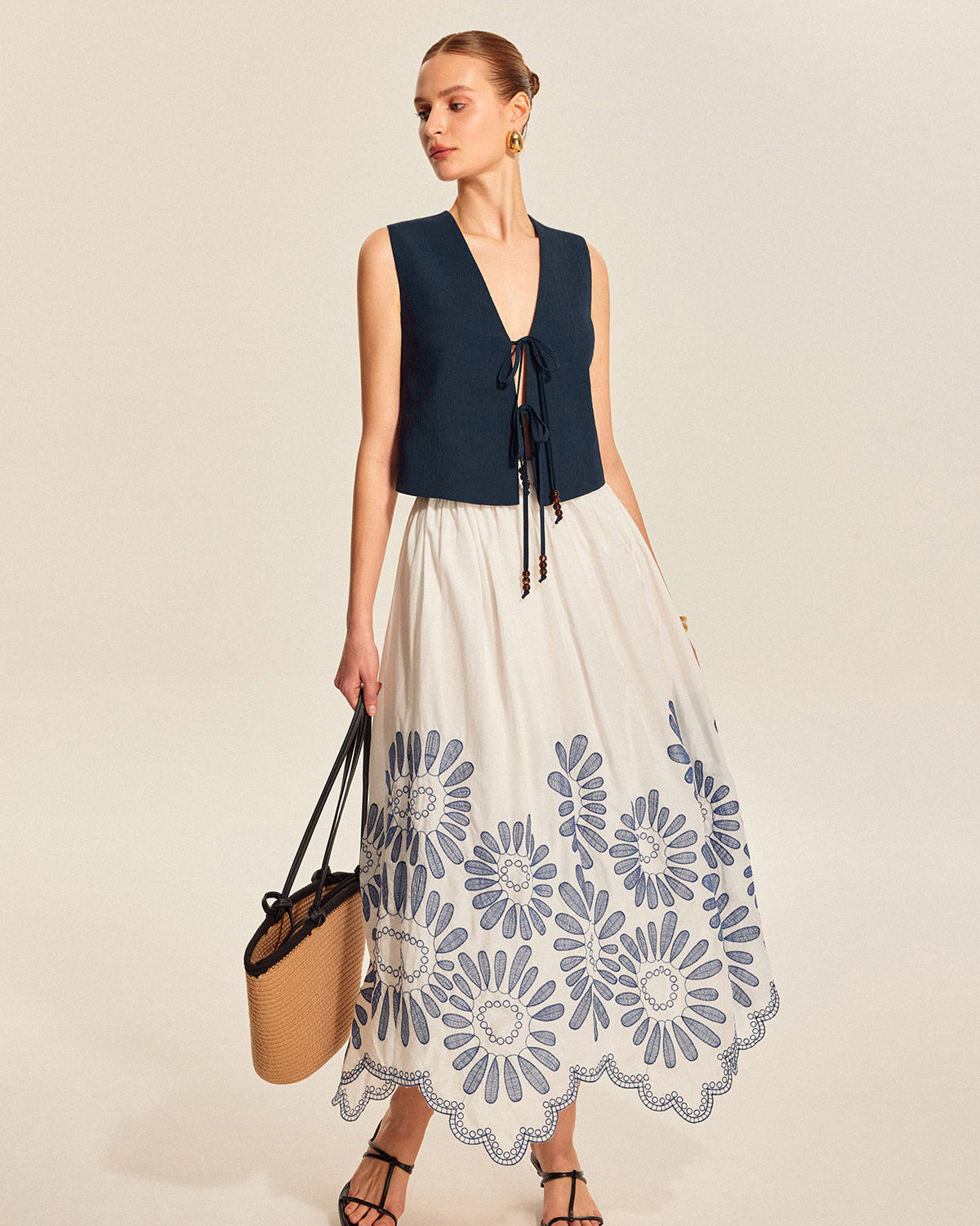 Önden Bağlamalı Boncuk Detaylı Kolsuz Üst