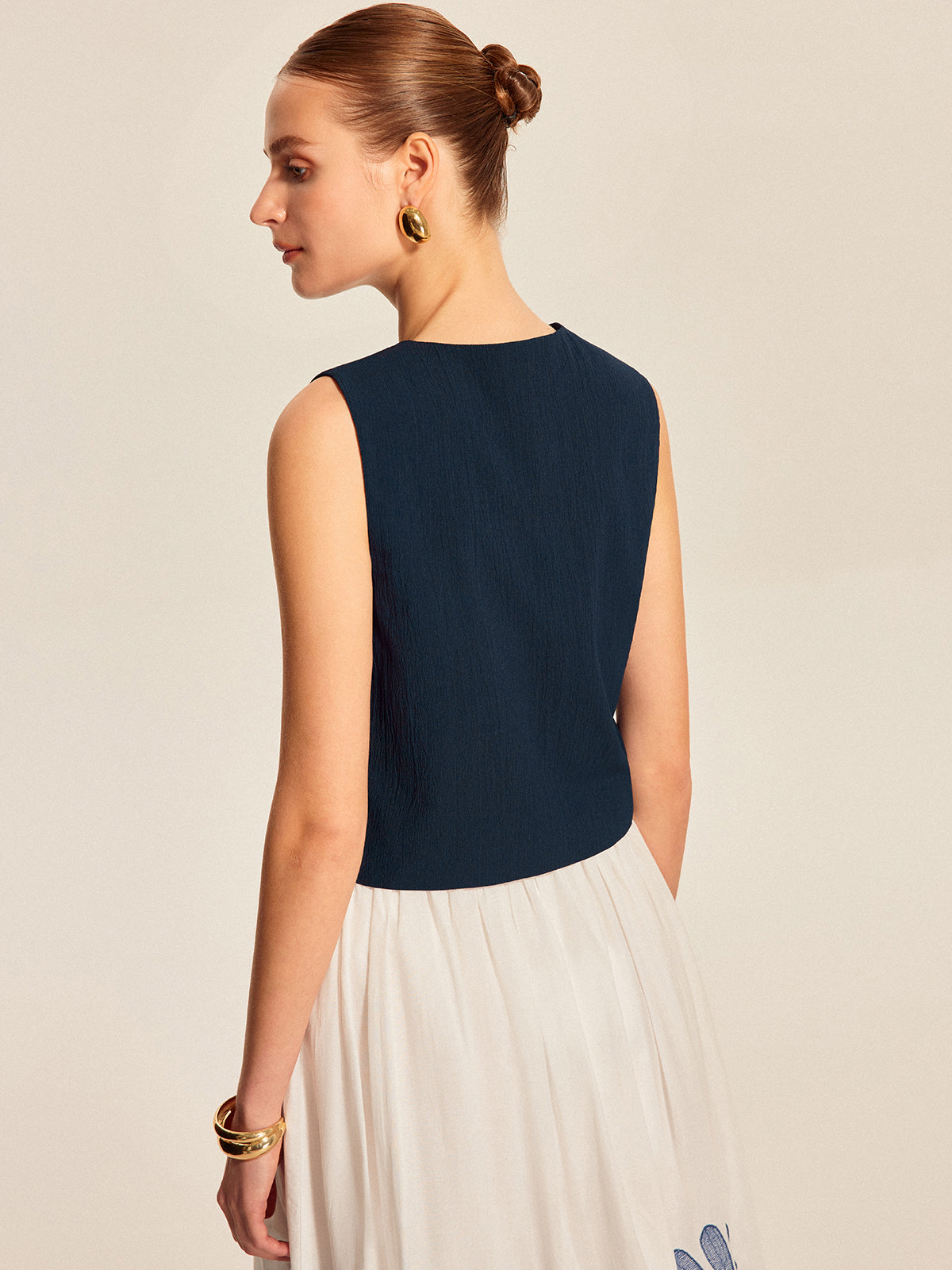 Önden Bağlamalı Boncuk Detaylı Kolsuz Üst