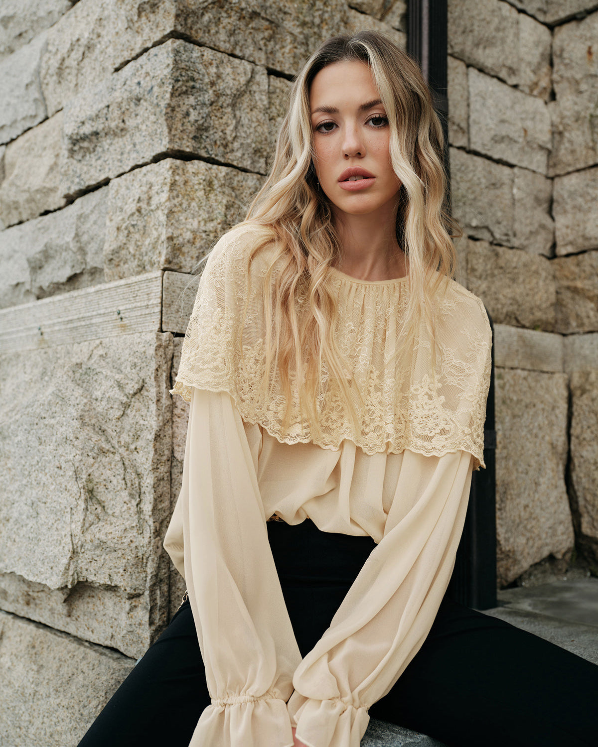 Yarı Şeffaf Dantel Detaylı Şifon Bluz