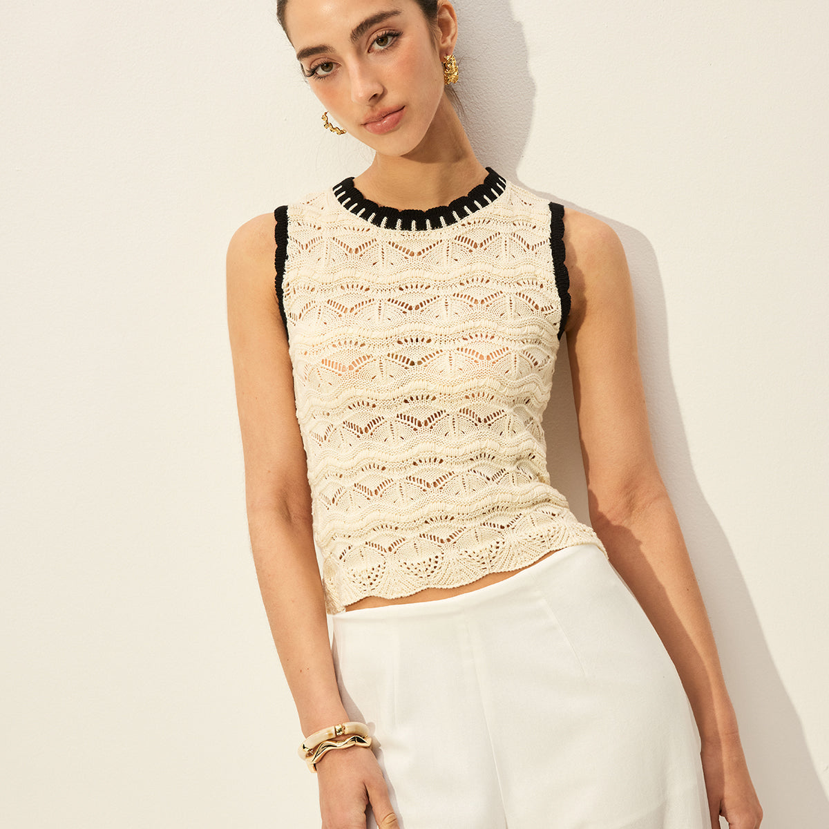 Tığ İşi Kontrast Süslemeli Kazak Yelek