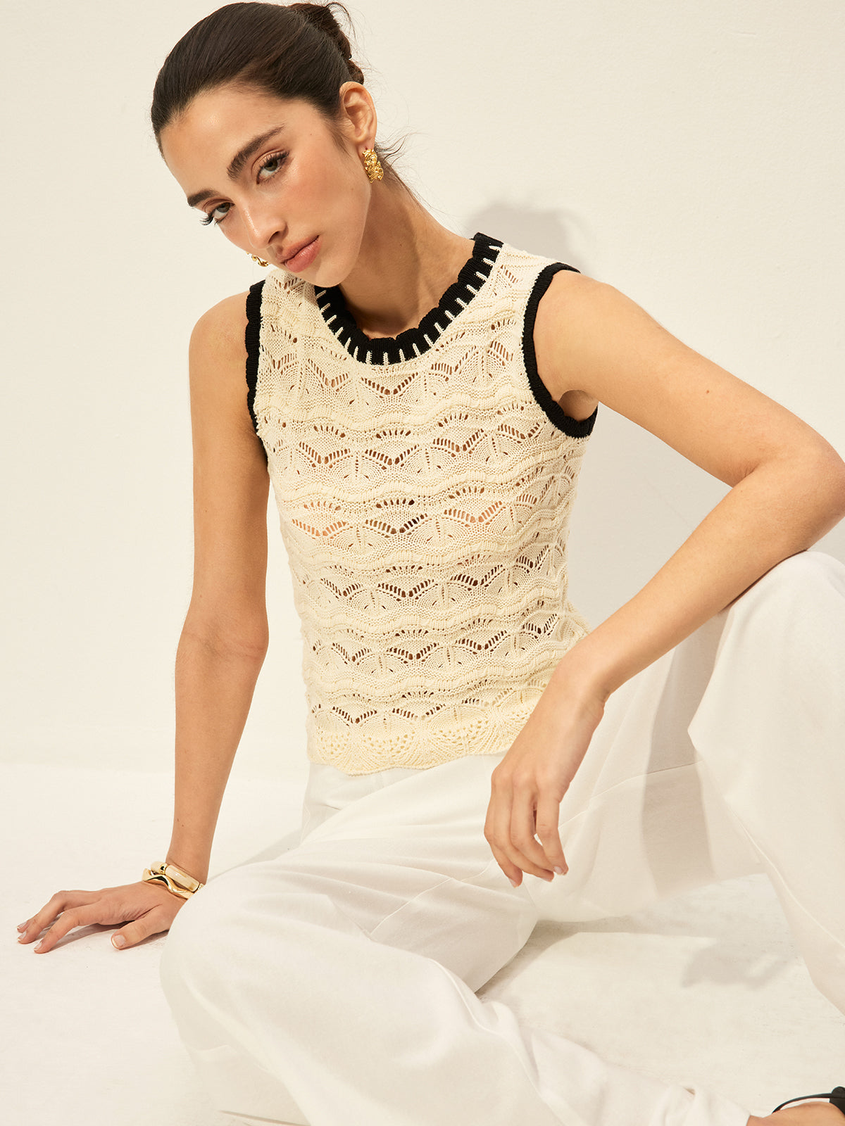 Tığ İşi Kontrast Süslemeli Kazak Yelek